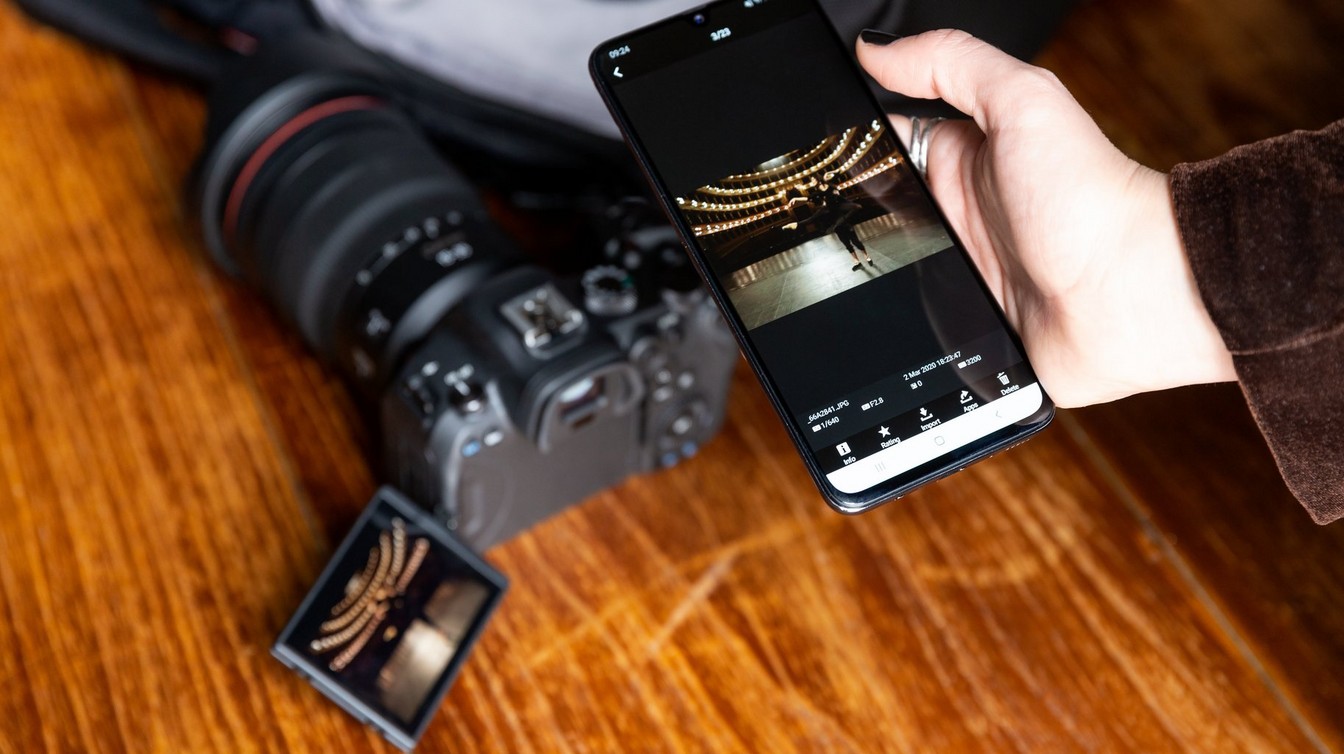Canon EOS R6 con smartphone