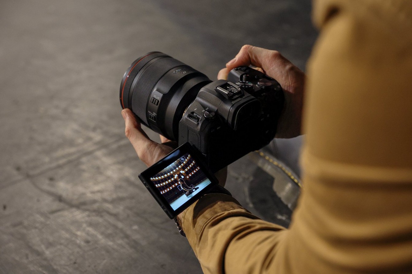 Canon EOS R6 schermo ruotante